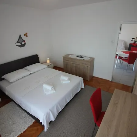 Wunderschoene Ferienwohnung In Mit Eigenem Balkon Apartman